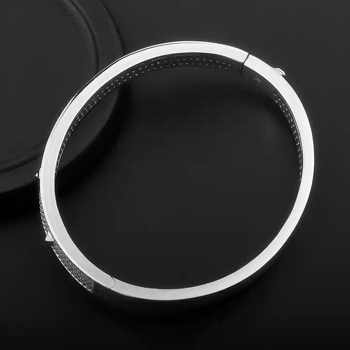 Amedly.™ Pointed Bangle
